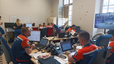 To welcome all these Civil Protection volunteers, who have come from all over France, a HQ has been set up in the heart of Paris in the Saint-Louis high school. (LISE ROOS-WEIL / FRANCEINFO)