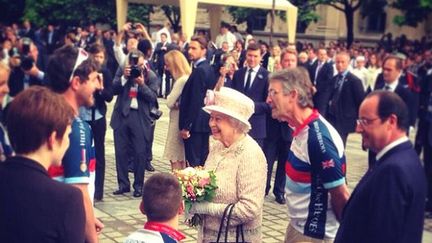 &nbsp; (Au marché aux fleurs de Paris, la reine rencontre des vétérans de l'association Help for Heroes  © Radio France / Franck Mathevon)