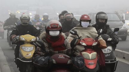 La qualit&eacute; de l'air dans les centres urbains est devenue un sujet de pr&eacute;occupation croissant pour les dirigeants chinois. L'industrialisation &agrave; marche forc&eacute;e du pays comporte des&nbsp;risques pour l'environnement et la s&eacute;curit&eacute;. (CHINA DAILY CHINA DAILY INFORMATION CORP / REUTERS)