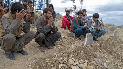 Des Afghans&nbsp;assistent à l'enterrement des victimes d'un attentat à Kaboul, le 18 août 2022. (WAKIL KOHSAR / AFP)