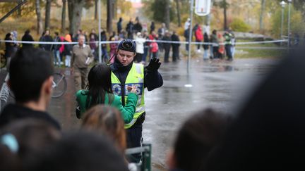 La police a fait usage d'armes &agrave; feu contre l'agresseur, jeudi 22 octobre 2015 &agrave;&nbsp;Trollh&auml;ttan (Su&egrave;de). (BJORN LARSSON ROSVALL / TT NEWS AGENCY / AFP)