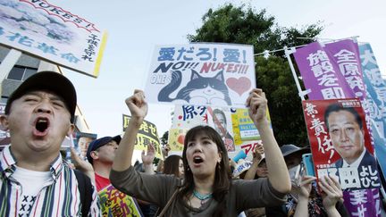 Des manifestants antinucl&eacute;aires d&eacute;filent dans les rues de Tokyo (Japon) contre le red&eacute;marrage de deux r&eacute;acteurs nucl&eacute;aires, le 29 juin 2012.&nbsp; (KOJI SASAHARA / AP / SIPA )