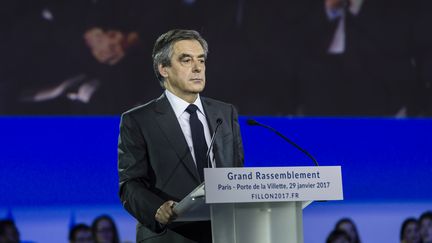 François Fillon lors d'un meeting, à Paris, le 29 janvier 2017. (SAMUEL BOIVIN / AFP)