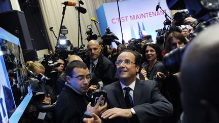 Le candidat socialiste Fran&ccedil;ois Hollande quitte Tulle (Corr&egrave;ze) &agrave; l'issue de son discours, le 22 avril 2012. (JEAN-PIERRE MULLER / AFP)