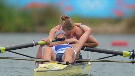 Les anglaises Helen Glover et Heather Stanning apr&egrave;s leur victoire en aviron le 1er ao&ucirc;t 2012 lors des JO de Londres.&nbsp; (ERIC FEFERBERG / AFP)