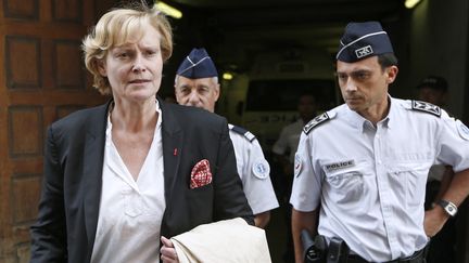 Dominique-Claire Mallemanche, ex-sous-préfète des Alpes-Maritime, à la sortie du tribunal correctionnel de Nice, le 10 octobre 2013. (VALERY HACHE / AFP)