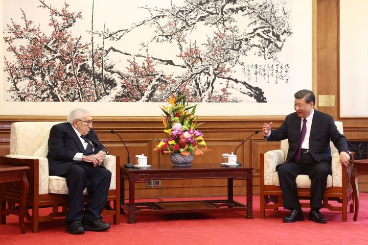 Former head of American diplomacy Henry Kissinger meets Chinese President Xi Jinping on July 20, 2023 in Beijing (China).  (CNS/AFP)