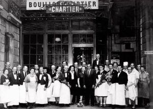 Le "Bouillon Chartier" en 1896, rue du faubourg Montmartre dans le 9e à Paris, classé monument historique en 1989. (BOUILLON CHARTIER)