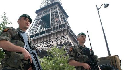 Militaires devant la tour Eiffel  ( STEPHANE DE SAKUTIN / AFP)