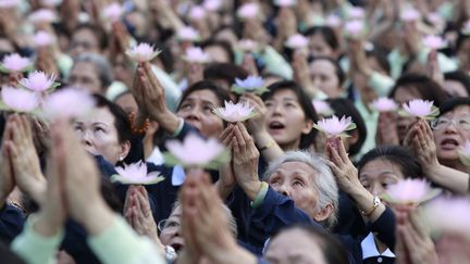 Des bouddhistes prient lors d'une c&eacute;r&eacute;monie comm&eacute;morant la naissance de Bouddha &agrave; Taipei (Ta&iuml;wan), le 11 mai 2014. ( PICHI CHUANG / REUTERS)