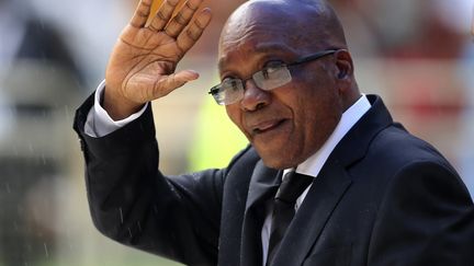 Le pr&eacute;sident sud-africain Jacob Zuma a &eacute;t&eacute; siffl&eacute; et hu&eacute; par la foule &agrave; plusieurs reprises. Une partie du public a m&ecirc;me quitt&eacute; le stade lorsqu'il a pris la parole. Au c&oelig;ur d'un scandale politique, il est contest&eacute; par ses anciens soutiens du parti au pouvoir, l'ANC. (SIPHIWE SIBEKO / REUTERS)