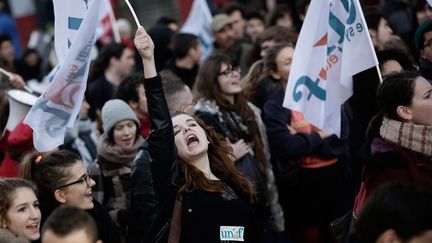 Des étudiants défilent à l'occasion d'une journée nationale d'action pour l'enseignement supérieur et la recherche, le 11 décembre 2014 à Paris. (MAXPPP)