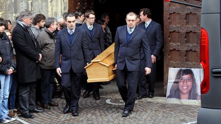 Le cercueil de la jeune joggeuse de 17 ans Marie-Jeanne Meyer est port&eacute; dans un v&eacute;hicule fun&eacute;raire lors de ses obs&egrave;ques, le 21 janvier 2012 &agrave; Tournon-sur-Rh&ocirc;ne. (JEAN-PIERRE CLATOT / AFP)