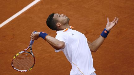 Jo-Wilfried Tsonga au service (KENZO TRIBOUILLARD / AFP)