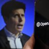 Une image de l'ex-directeur général d'OpenAI, Sam Altman, à côté du logo de la start-up spécialisée dans l'intelligence artificielle. (OLIVIER DOULIERY / AFP)