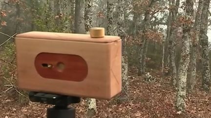 Ardèche : un photographe fabrique des appareils argentiques en bois