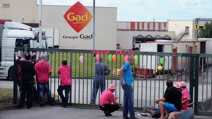 Des employ&eacute;s de Gad bloquent l'entr&eacute;e du site de Josselin (Morbihan), le 8 octobre 2013, pour protester contre le plan social de l'entreprise Gad. (FRED TANNEAU / AFP)