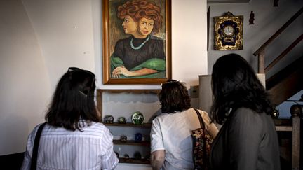 Des touristes visitent une des maisons-musées du poète Pablo Neruda, le 6 avril 2022, à Santiago (Chili). (MARTIN BERNETTI / AFP)