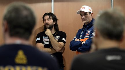 David Castera, directeur de course du Dakar, et Marc Coma (KTM), quadruple vainqueur de l'épreuve, donnent des conseils aux débutants