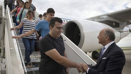 Le ministre des Affaires &eacute;trang&egrave;res, Laurent Fabius, accueille une quarantaine de r&eacute;fugi&eacute;s chr&eacute;tiens d'Irak, le 21 ao&ucirc;t 2014 &agrave; Paris.&nbsp; (JOEL SAGET / AFP)