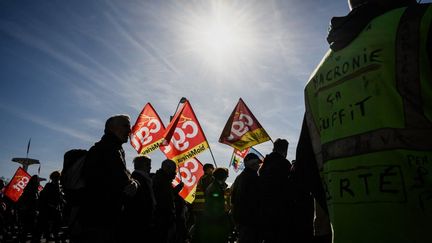 Des manifestants à Lyon (Rhône), le 15 mars 2023. (JEFF PACHOUD / AFP)