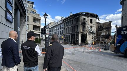 Canadiens devant l'immeuble incendié dans le Vieux-Montréal, le 5 octobre 2024. (ALAIN VAILLANCOURT/X)