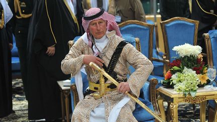 Le prince Charles porte l'habit traditionnel saoudien lors d'une r&eacute;ception &agrave; Riyad (Arabie saoudite), le 18 f&eacute;vrier 2014. (FAYEZ NURELDINE / AP / SIPA)