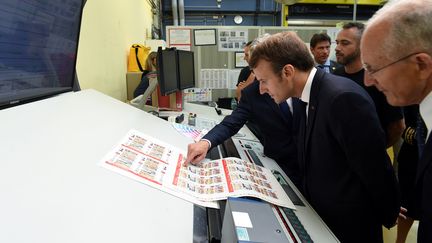 Emmanuel Macron visite l'imprimerie de La Poste à Boulazac (Dordogne), le 19 juillet 2018. (NICOLAS TUCAT / AFP)