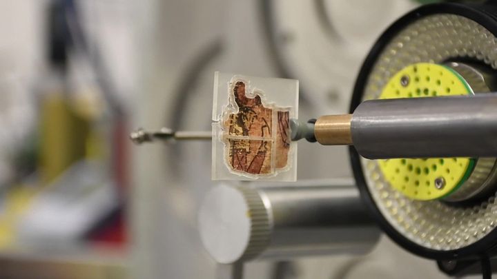 Les papyrus en cours d'analyse au synchrotron de Grenoble (France 3 Alpes)