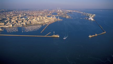 Le port de commerce du Havre (Seine-Maritime) vu du ciel, le 2 ao&ucirc;t 2013. (YANNICK LE GAL / ONLY FRANCE / AFP)