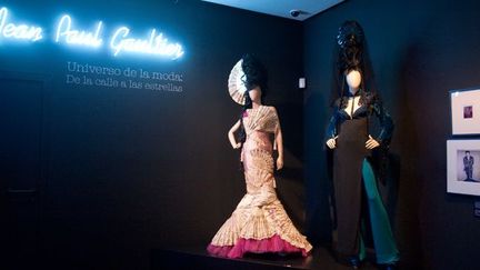 Jean Paul Gaultier lance son prêt-à-porter en 1976 et sa haute couture en 1997. Immédiatement, ses designs avant-gardistes fissurent les codes sociaux et esthétiques établis.
 (Jesús Antón/Fundación MAPFRE )