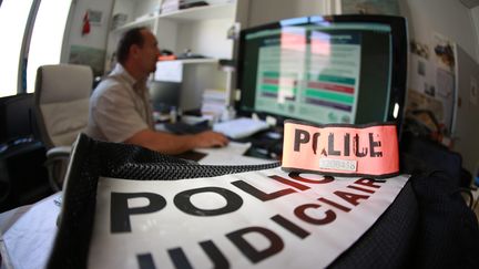 Les policiers ont traqué le réseau de proxénétisme notamment sur internet.&nbsp; (FRANZ CHAVAROCHE NICEMATIN / MAXPPP)