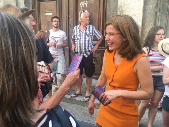 Bérénice Coudy vient saluer les spectateurs à la sortie du théâtre.
 (Stéphanie Loeb )