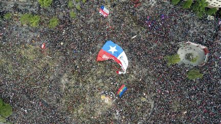 Plus d'un million&nbsp;de manifestants ont envahi le centre de Santiago du Chili vendredi 25 octobre pour protester contre les inégalités sociales, une semaine après le déclenchement d'une vague de contestation sans précédent depuis des décennies (photo aérienne). (PEDRO UGARTE / AFP)