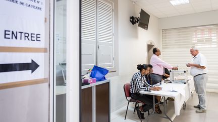 Un bureau de vote à Cayenne (Guyane), pour le second tour des élections législatives, le 17 juin 2017. (JODY AMIET / AFP)