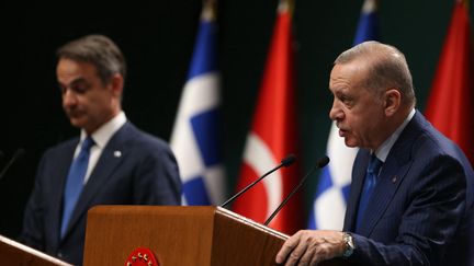 Le président turc Recep Tayyip Erdogan (à droite) et le Premier ministre grec Kyriakos Mitsotakis (à gauche) lors d'une conférence de presse à Ankara, en Turquie, le 13 mai 2024. (NECATI SAVAS / MAXPPP)