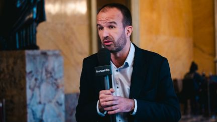 Le député La France insoumise Manuel Bompard dans la salle des pas perdus de l'Assemblée nationale le 28 novembre 2024. (AMAURY CORNU / HANS LUCAS / AFP)