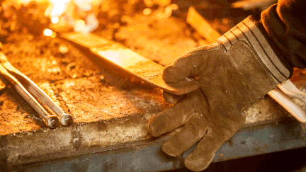 Une lame en train d'être formée dans une forge. Photo d'illustration.
 (GETTY IMAGES)