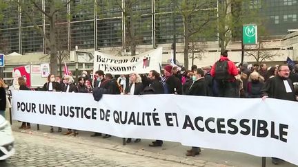 Justice : magistrats, avocats et greffiers transposent leur colère dans la rue (FRANCEINFO)