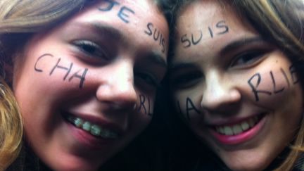 Deux adolescentes, dans le m&eacute;tro, se rendent &agrave; la marche du 11 janvier 2015, &agrave; Paris.&nbsp; (ANNE BRIGAUDEAU / FRANCETV INFO)