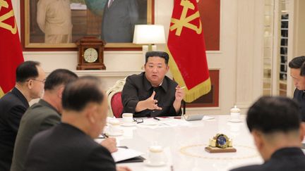 Le dirigeant nord-coréen Kim Jong-un lors d'une réunion du bureau politique à&nbsp;Pyongyang (Corée du Nord), le 17 mai 2022.&nbsp; (STR / KCNA VIA KNS / AFP)