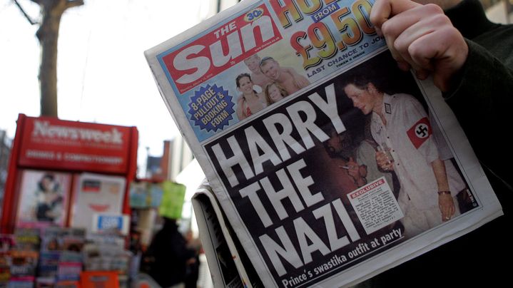 La photo du prince Harry d&eacute;guis&eacute; en nazi dans les tablo&iuml;ds britanniques, en janvier 2005. (JIM WATSON / AFP)