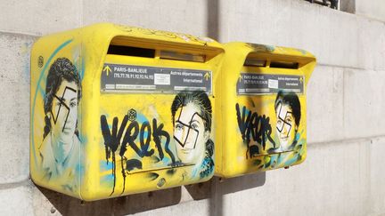 Deux portraits de Simone Veil tagués de croix-gammées dzans le 13e arrondissement de Paris. 
 (JACQUES DEMARTHON / AFP)