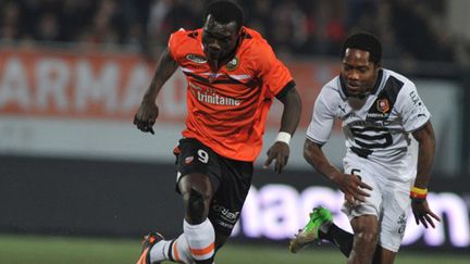 Aboubakar (Lorient) devance Kana Biyik (Rennes) (FRANK PERRY / AFP)