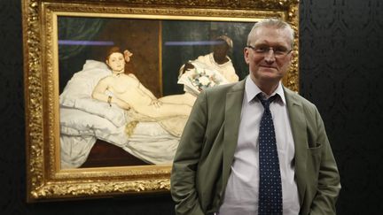 Guy Cogeval, le directeur du musée d'Orsay, devant l'"Olympia" d'Edouard Manet (20 septembre 2016)
 (Olivier Lejeune / PhotoPQR / Le Parisien / MAXPPP)