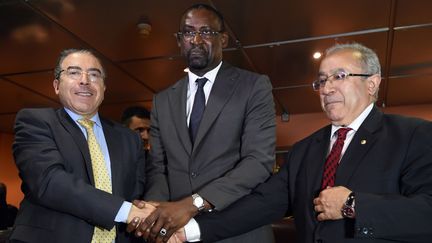 Hamdi Mongi, dirigeant de la MINUSMA,&nbsp;Abdoulaye Diop, ministre malien des Affaires &eacute;tarng&egrave;res et son homologue alg&eacute;rien&nbsp;Ramtane Lamamra, le 19 f&eacute;vrier 2015 &agrave; Alger (Alg&eacute;rie). (FAROUK BATICHE / AFP)