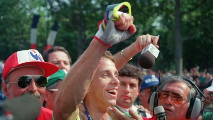 La joie de l'Américain Greg LeMond, déclaré vainqueur du Tour de France pour 8 secondes à l'issue de la dernière étape disputée entre Versailles et Paris, le 23 juillet 1989.&nbsp; (AFP)