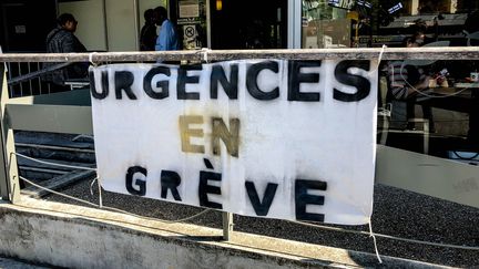 Une banderole devant des services d'urgence en grève, à Bouzic (Dordogne), en avril 2019. (GARO / PHANIE / AFP)