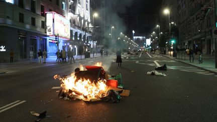 Manifestation sur la Gran Via de Madrid (Espagne), le 31 octobre 2020, pour protester contre le couvre-feu décrété par le gouvernement dans la lutte contre l'épidémie de coronavirus (RODRIGO JIMENEZ / EFE)