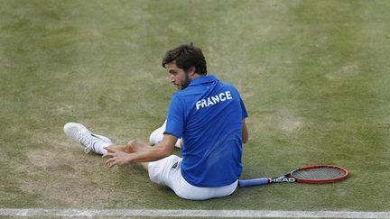 &nbsp; (Le Français Gilles Simon s'est blessé à deux reprises pendant le match, demandant des interruptions de 3 minutes pour recevoir des soins.  © Reuters / Andrew Boyers Livepic)